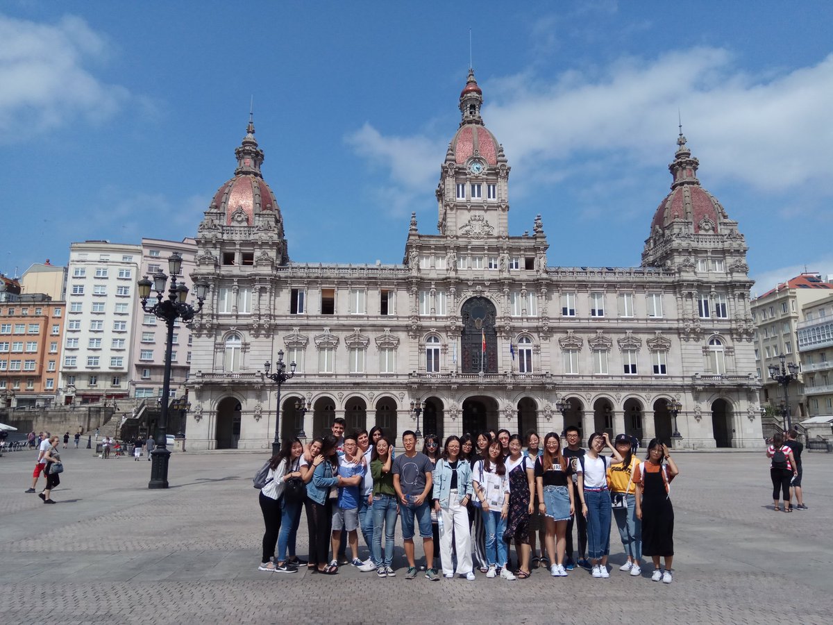 BegonaJamardo's tweet photo. Tras la visita a Inditex @ZARA gran día en A Coruña conociéndo la España de Felipe II bajo la estatua de la valiente Maria Pita, y descubriendo a Breogan y nuestro vínculo con Roma en la Torre de Hércules. #Dari2018 @IESIDEedu @UibeChina https://t.co/p3BCuCg1sP