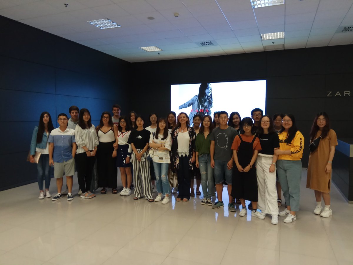 BegonaJamardo's tweet photo. Tras la visita a Inditex @ZARA gran día en A Coruña conociéndo la España de Felipe II bajo la estatua de la valiente Maria Pita, y descubriendo a Breogan y nuestro vínculo con Roma en la Torre de Hércules. #Dari2018 @IESIDEedu @UibeChina https://t.co/p3BCuCg1sP