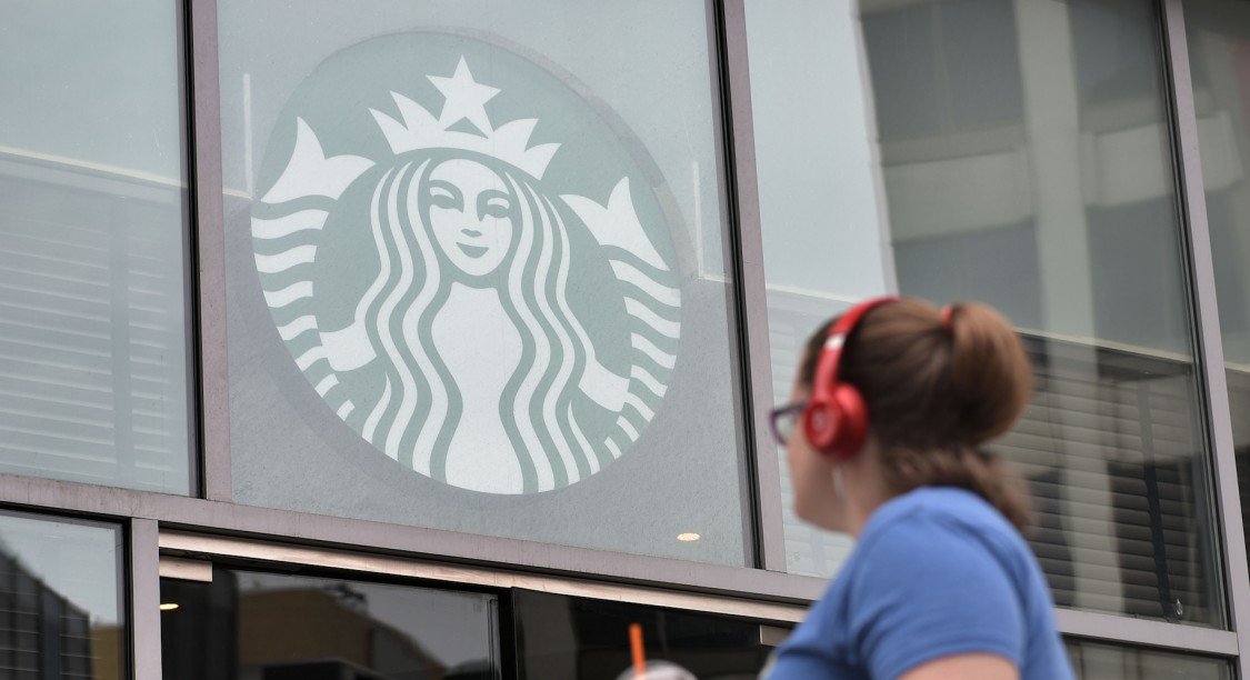 Gentrification, évasion fiscale, exploitation et fausse écologie : un documentaire révèle la face cachée de Starbucks lesinrocks.com/2018/08/24/act…