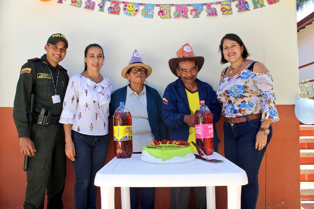EducacionPonal's tweet photo. La Escuela de Carabineros Provincia de Vélez en coordinación con el Centro Vida del municipio de Chipatá, Santander, realizó actividades de integración, show musical y entrega de obsequios a los adultos mayores de este lugar #EscuelasEsvel https://t.co/XyCSBKV6JB
