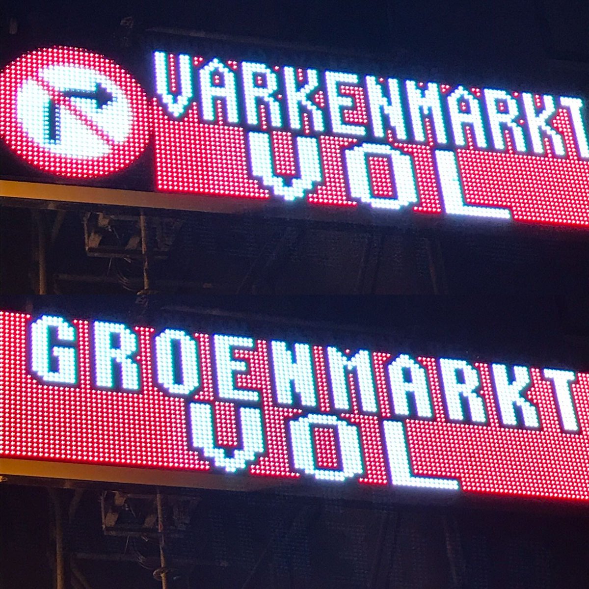 Het publiek heeft de adviezen om vroeg te komen ter harte genomen. Zowel de Groenmarkt als de Varkenmarkt zijn beide vol. Wij adviseren je om niet meer naar Gorinchem te komen. Ga vroeg naar bed, dan zien wij je morgen lekker fit!
#ZFGorcum #ZF2018