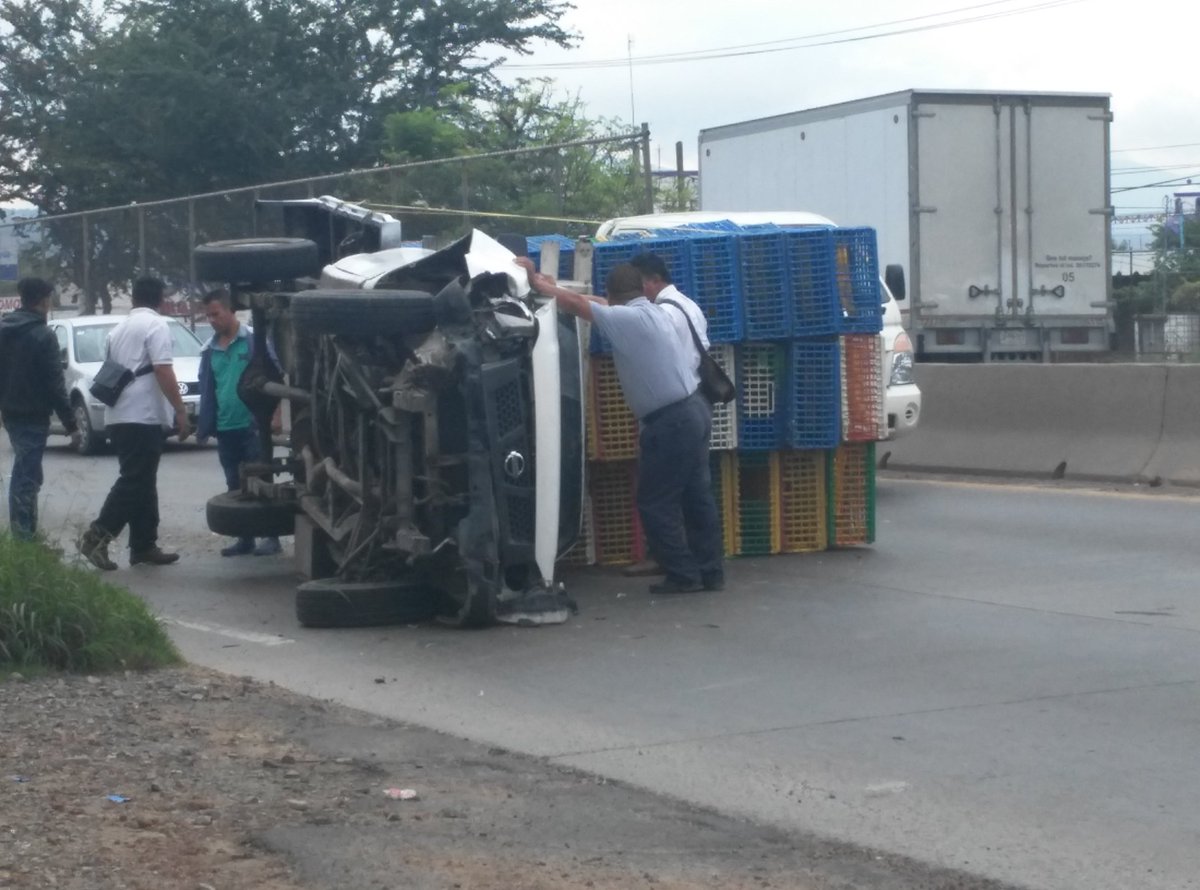 lic_alfredoag's tweet photo. @Trafico_ZMG volvadura de vamioneta en la libre a zapotlanejo. Altura del jaguey casi por llegar a san pedrito https://t.co/B2GnTBfAVm