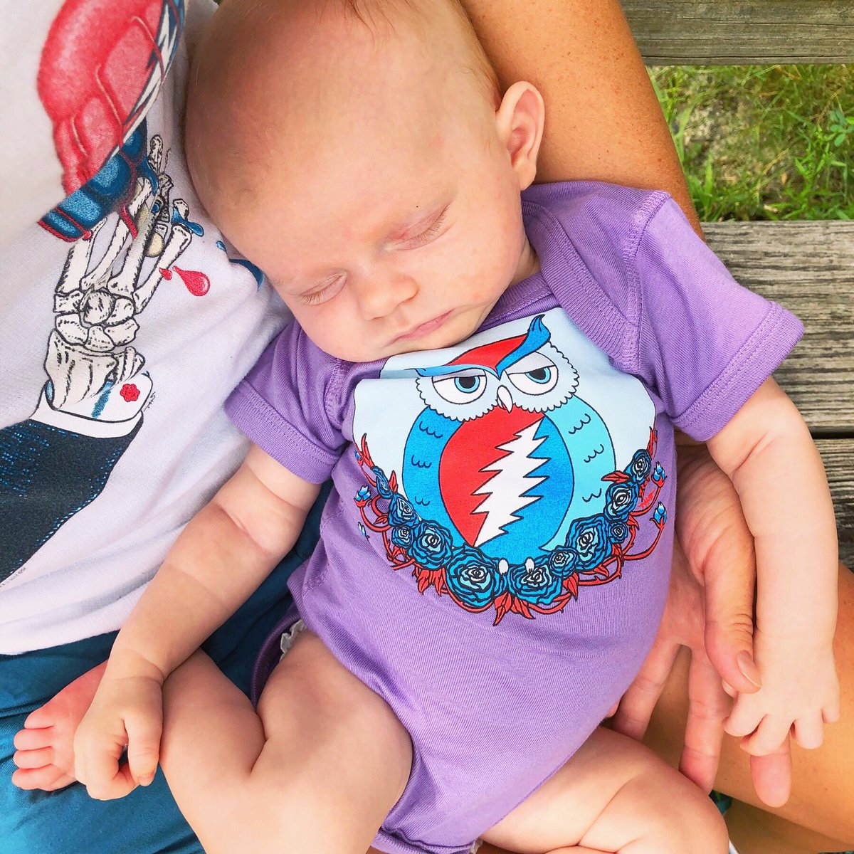 littlehippiellc's tweet photo. Hoot hoot. Our Grateful Owl onesies have been restocked. Grab ‘em while we got ‘em. ⠀
⠀
🌹🦉⚡️👶⚡️🦉🌹⠀
⠀
#gratefulowl #littledeadhead #babydeadhead #nextgenheads #littlehippie #littlehippielife⠀
⠀
Art by @taylorswopeart and officially licensed by @gratefuldead⠀
⠀ https://t.co/pJhsgykjc6