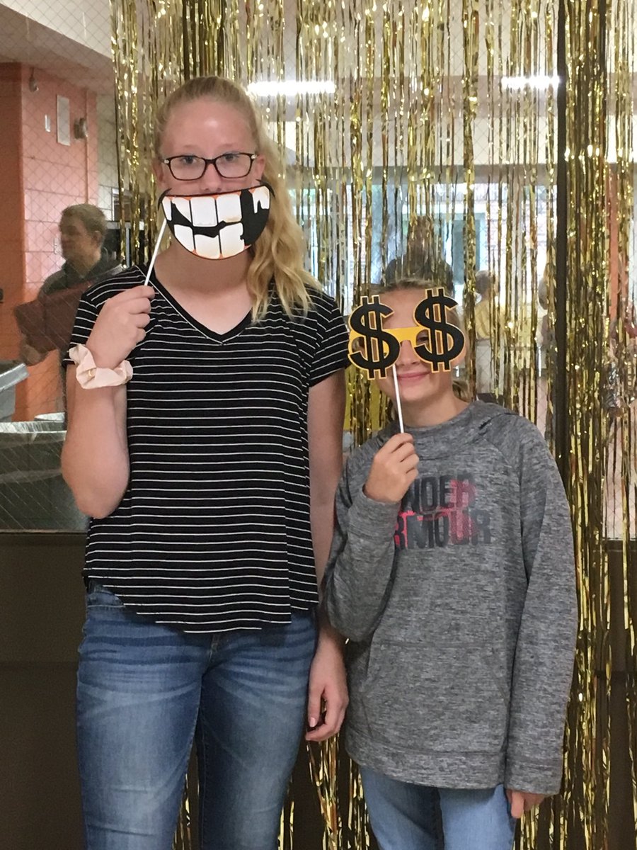 Corunna_HS's tweet photo. 8th graders getting into the photo booth. #firstweekofschool #gr82binvolved https://t.co/MgEnxZX9IE
