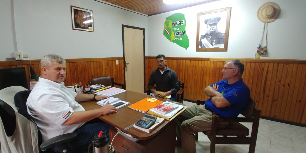 iicaparaguay's tweet photo. Con el objetivo de crear #Sinergias de #Cooperación el Dr. Ricardo Orellana #Rtte #IICAPy viajó al corazón del #ChacoPyo a fin de reunirse con Don Elmer Vogt, Intendente de Mariscal Estigarribia y Presidente de la #MesaInteristitucional y Don Roque Zavala, Asesor #MariscalSeVive https://t.co/pOoT1sH6d4