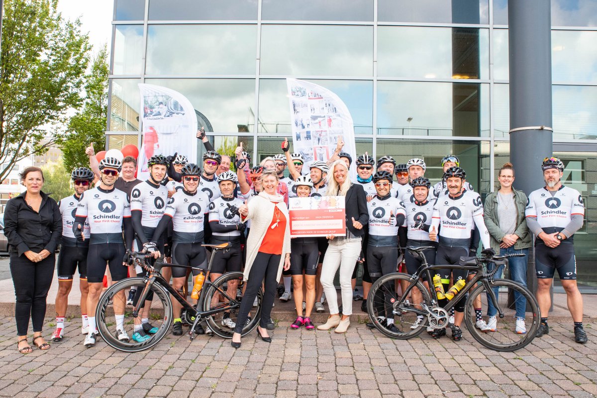 HagaZiekenhuis's tweet image. Geweldig! 32 medewerkers van @Schindlerlifts Zwitserland, Benelux, Duitsland, en Oostenrijk zijn vanmorgen op de fiets gestapt voor een fietstocht van maar liefst 830 kilometer. Dat doen ze niet zomaar. Deze toppers fietsen voor een goed doel: een #zorgrobot voor het JKZ! 😀