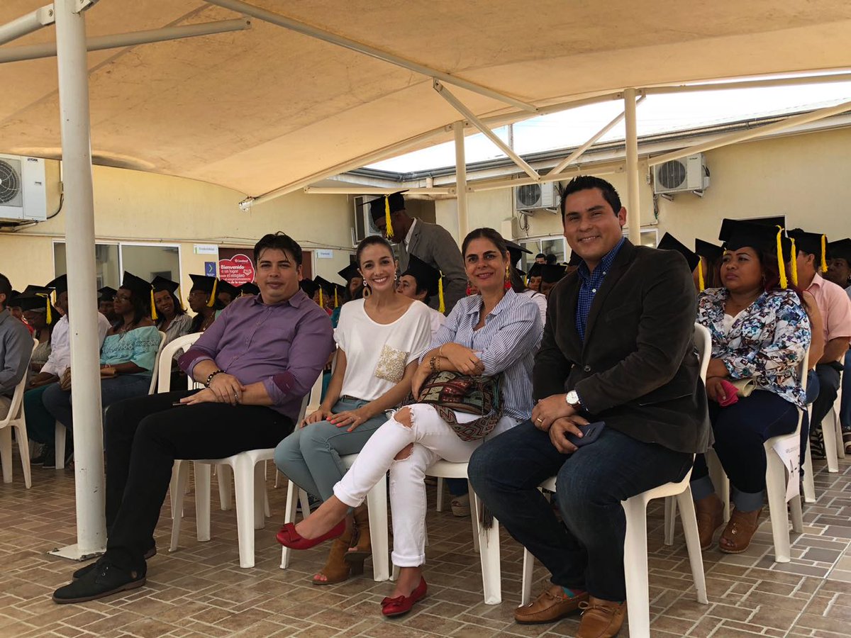 FundacionWWBCol's tweet photo. ¡Un gran equipo! Estamos con Mario Carrillo, Coordinador del centro de Desarrollo empresarial Prospera - Aguablanca; Catalina Rey, Jefe Ecosistema Empresarial de la Cámara de Comercio de Cali; y con Ximena González, nuestra Directora de Programas #YoSoyYarú https://t.co/GZN69EGWPW
