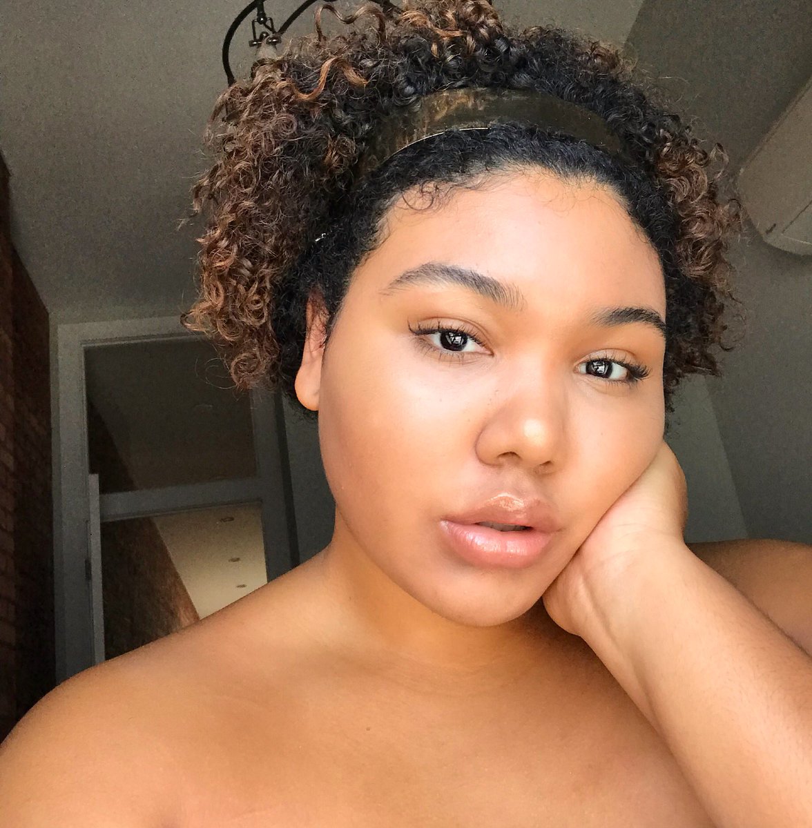 kariireneseward's tweet photo. my skin just told you to drink some water https://t.co/vvLqtj80nd