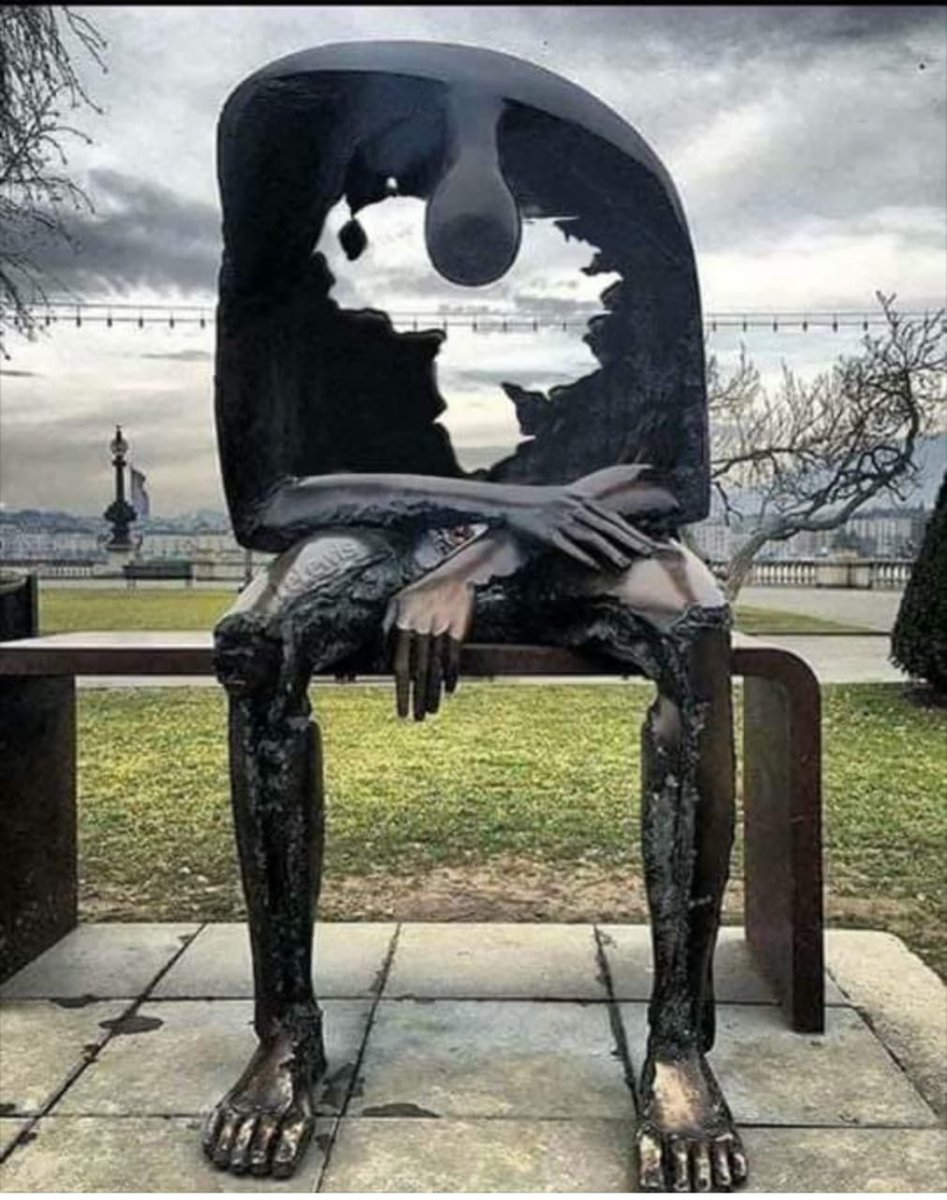 VenexApp's tweet photo. Melancholy (melancolía) de Albert György / Obra de bronce situada en las calles de Ginebra / Suiza. Fue fotografiada y editada por un venezolano para compartir su percepción de lo que significa el reto de emigrar y el sentimiento por lo q se deja atrás. Descarga 📲 #VenexApp https://t.co/fC9bzVuSD2