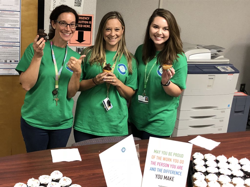 CreekViewElem's tweet photo. @CreekViewES PTA is ending our week on a sweet note with delicious cupcakes.  They taste and wonderful as they look.  Thanks so much! 😍#CVESTogetherWeAreOne https://t.co/3fJ9UwjnOF