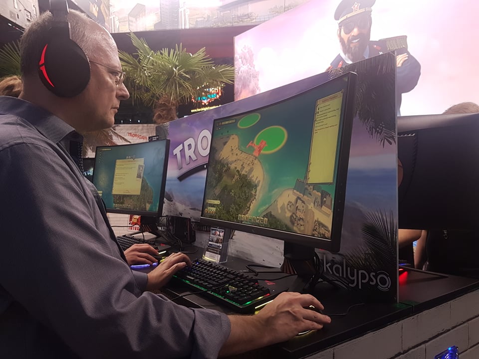 kalypsomediaDE's tweet photo. Die @Writing_Bull Community hatte heute eine Audienz bei El Presidente! #Tropico 6 #gamescom2018 https://t.co/0uMA5hb5Ab