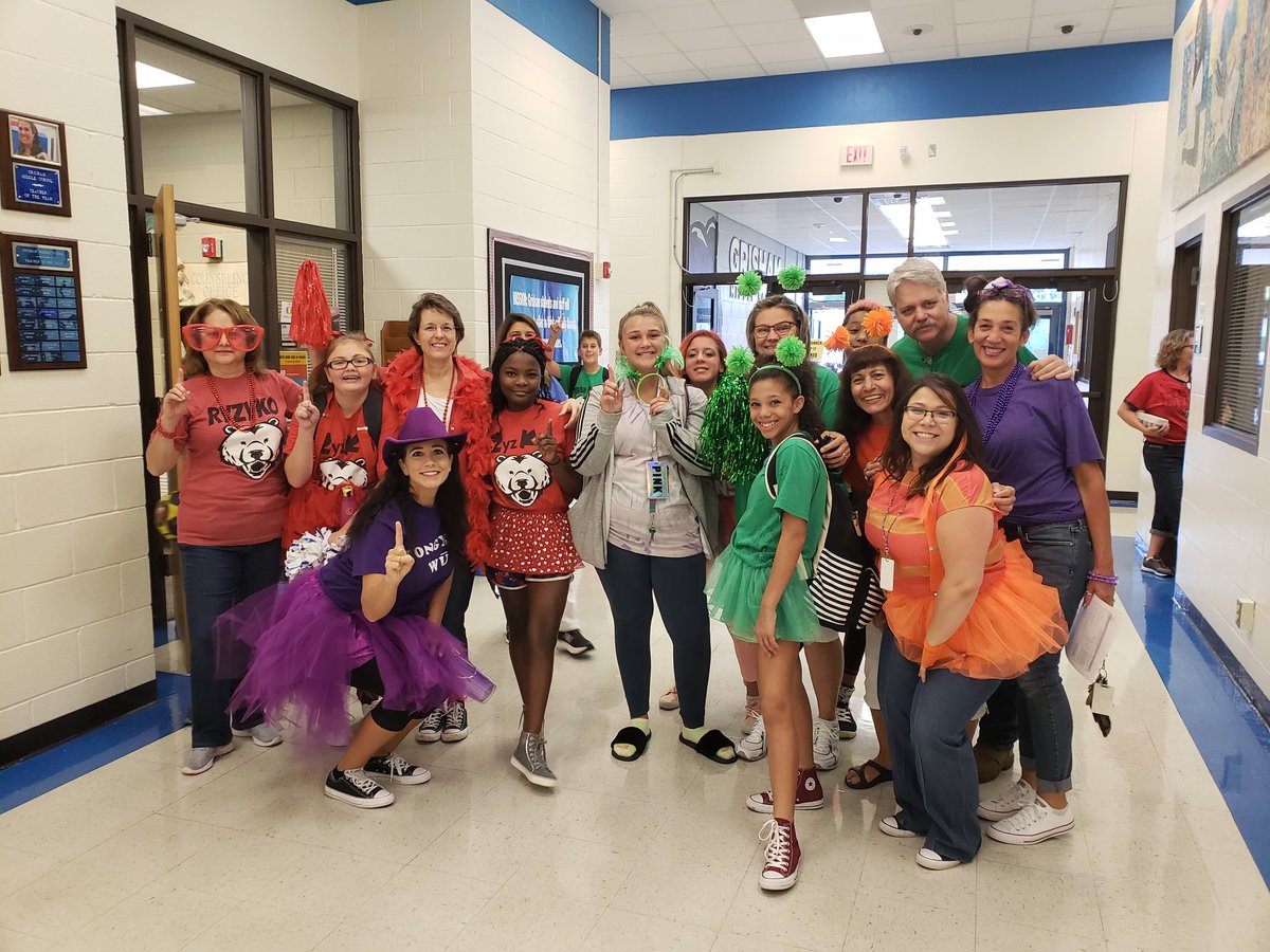 PHadziTx's tweet photo. My heart today is full of HOUSE COLOR!!!! @GRISHAM_MS pride #gmsinspires #innovationNation #rrisd1family https://t.co/Bg0geQyqLV