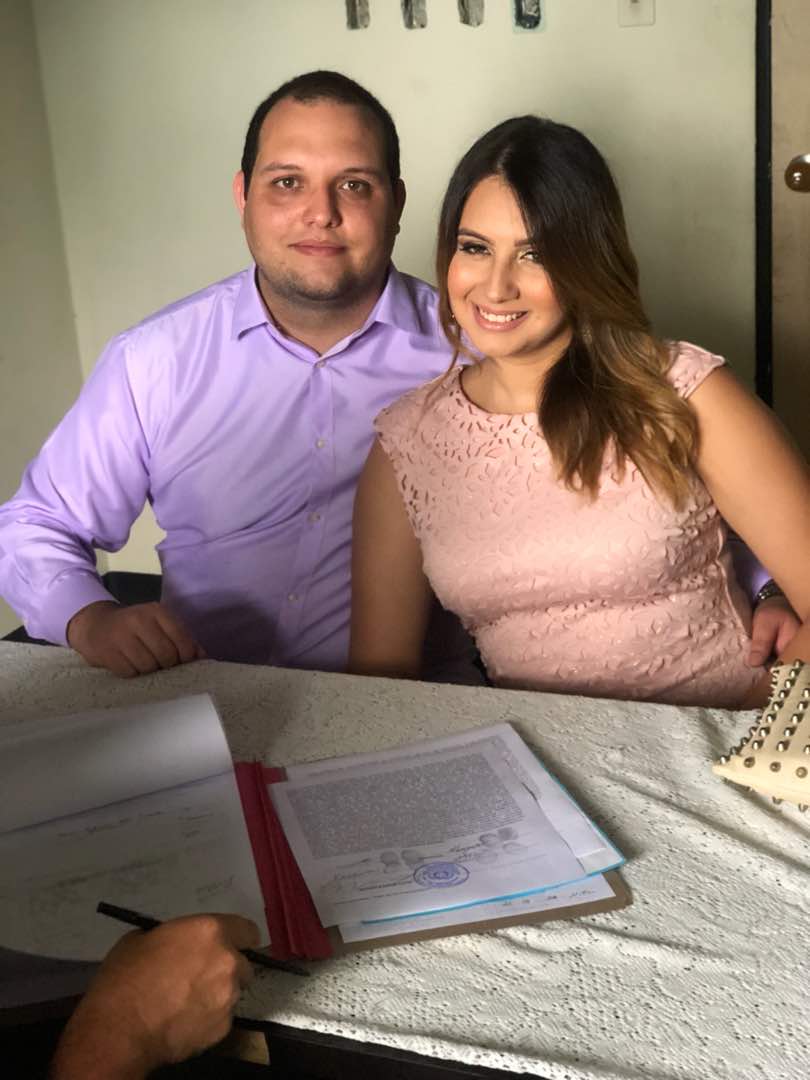 Todo bachillerato me gusto una muchacha, nos graduamos (no supe más de ella) y 2 años después se muda al lado de mi casa, duramos 7 años de vecinos y nunca le dije que me gustaba! Hace 2 años y 3 meses le dije lo que sentía y nos hicimos novios! Ayer me case con ella! ❤ #Goals