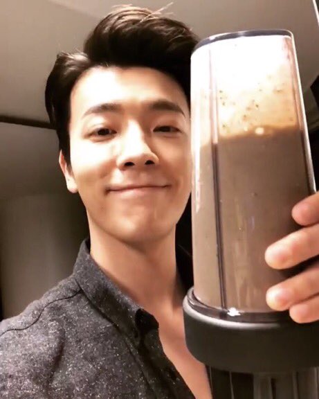 • Straeberries• Donghae leaves(Guessing collard greens) • Muesli/almonds(?)• Chia Seeds• a slash of Donghae’s cuteness The Donghadorable smoothie