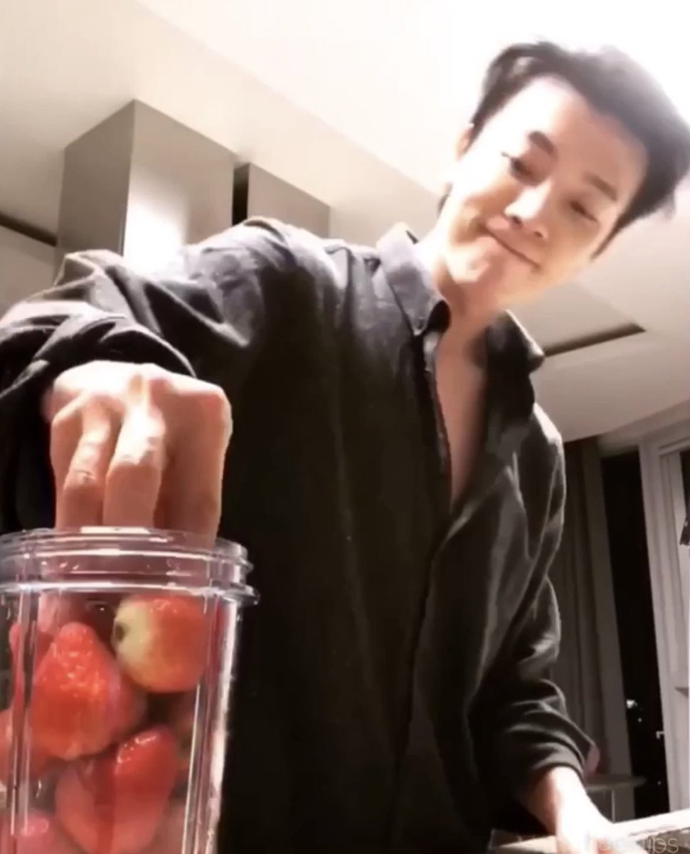 • Straeberries• Donghae leaves(Guessing collard greens) • Muesli/almonds(?)• Chia Seeds• a slash of Donghae’s cuteness The Donghadorable smoothie
