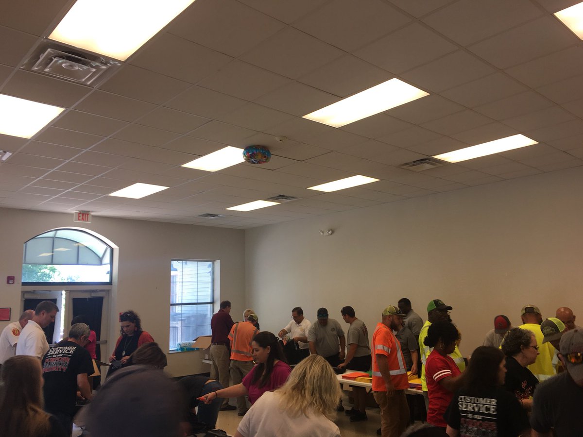 laraclaire's tweet image. Packing backpacks for #communityresourcefair. Speed packing!