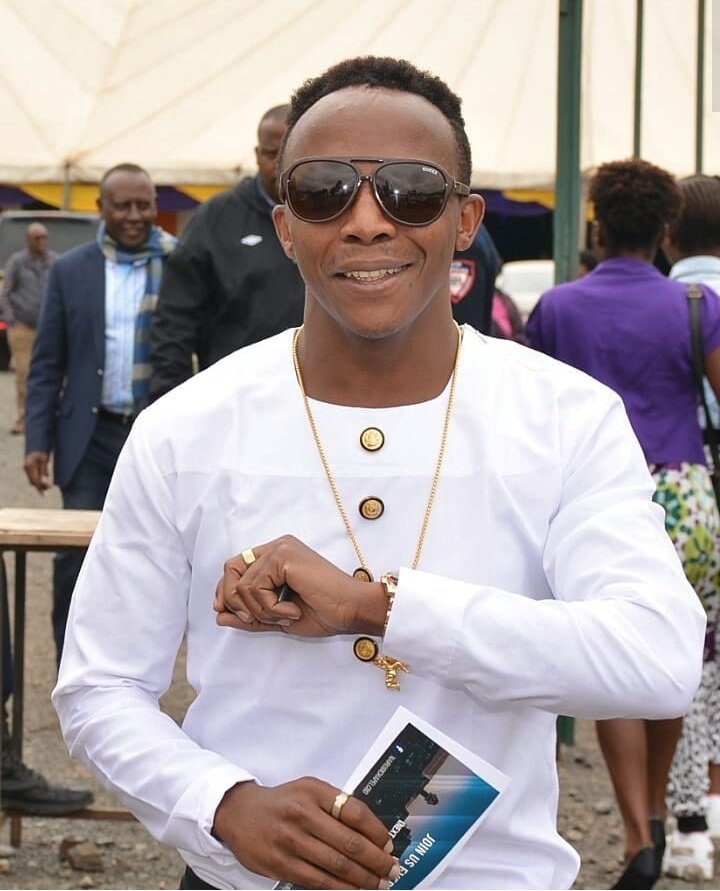 SefuSahm's tweet photo. What's your favourite song by @realpapadennis ?
#PapaDennisOnTheTrend https://t.co/n1XkLsLfSZ