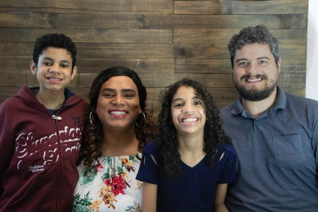 AlexyaSalvador's tweet photo. Lute como a minha mãe, que é candidata nas eleições desse ano #AlexyaSalvador #deputadaestadual #Eleições2018 #inclusao #lgbtqi #psol #Psol50 #reportagem #representatividade #trans #VemTransformarComigo https://t.co/SXO60uGLq7 https://t.co/Ysj3dQFkmk