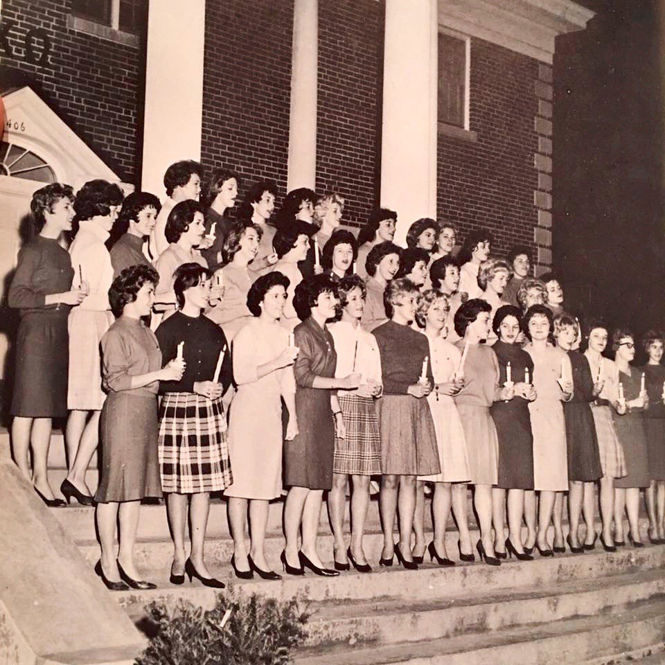 ChiOArchives's tweet photo. #FlashbackFriday to 1962 @MizzouChiOmega on the steps of 406 Burnam. The hairstyles, clothes and building has changed, but the #ChiOmega Sisterhood is the same! @MizzouPHA @MizzouFSL @rhoalpha100 @MizzouAlumni https://t.co/PTR3aqzZJy
