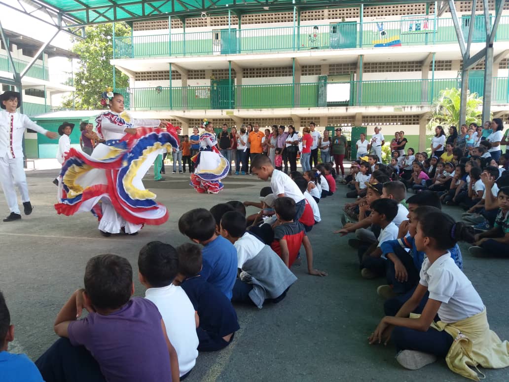 leoalvacabrera's tweet photo. #AHORA Nos encontramos en la UEE Argelia Laya Municipio Mariño con nuestros niños y niñas disfrutando del Plan Escuelas Abiertas De Agosto En Víctoria #PasajeJustoParaElPueblo 
@NicolasMaduro @JauaMiranda @RosangelaOrozco @RMarcoTorres @Nancyor7 @MPPEDUCACION @Marysequera05 https://t.co/4RsDLzbGPA