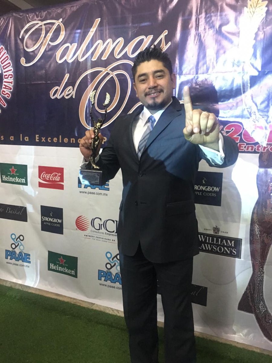 drmarcoconde's tweet photo. La udc gano ayer el premio las Palmas de Oro otorgado por el Circulo Nacional de Periodistas por su Excelencia Academica. Me represento mi hermano en la recepcion de este premio. Muy buena noche ayer dos premios el mismo dia. https://t.co/UmLvUOt6hv