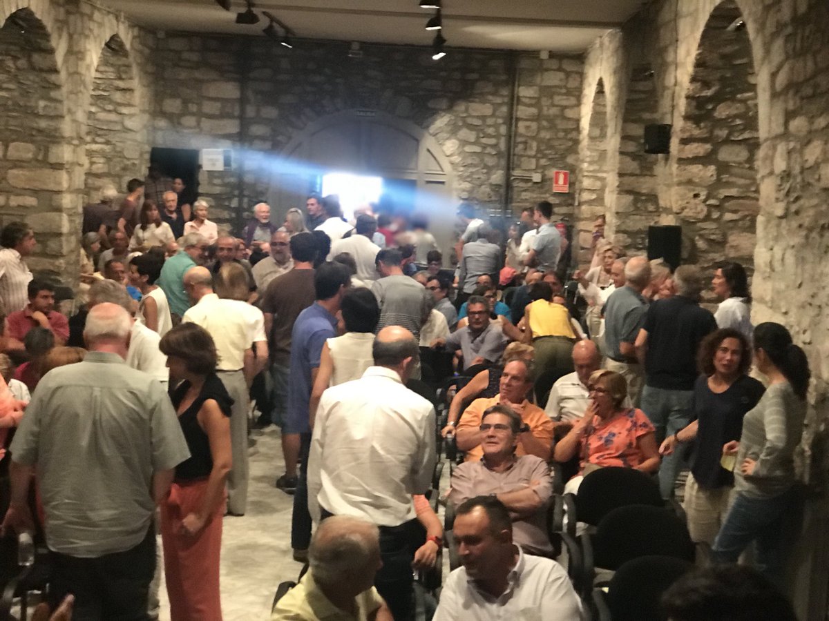 Entrando en pista en #PeriodismodeAltura  en Castejon de Sos. Lleno absoluto.