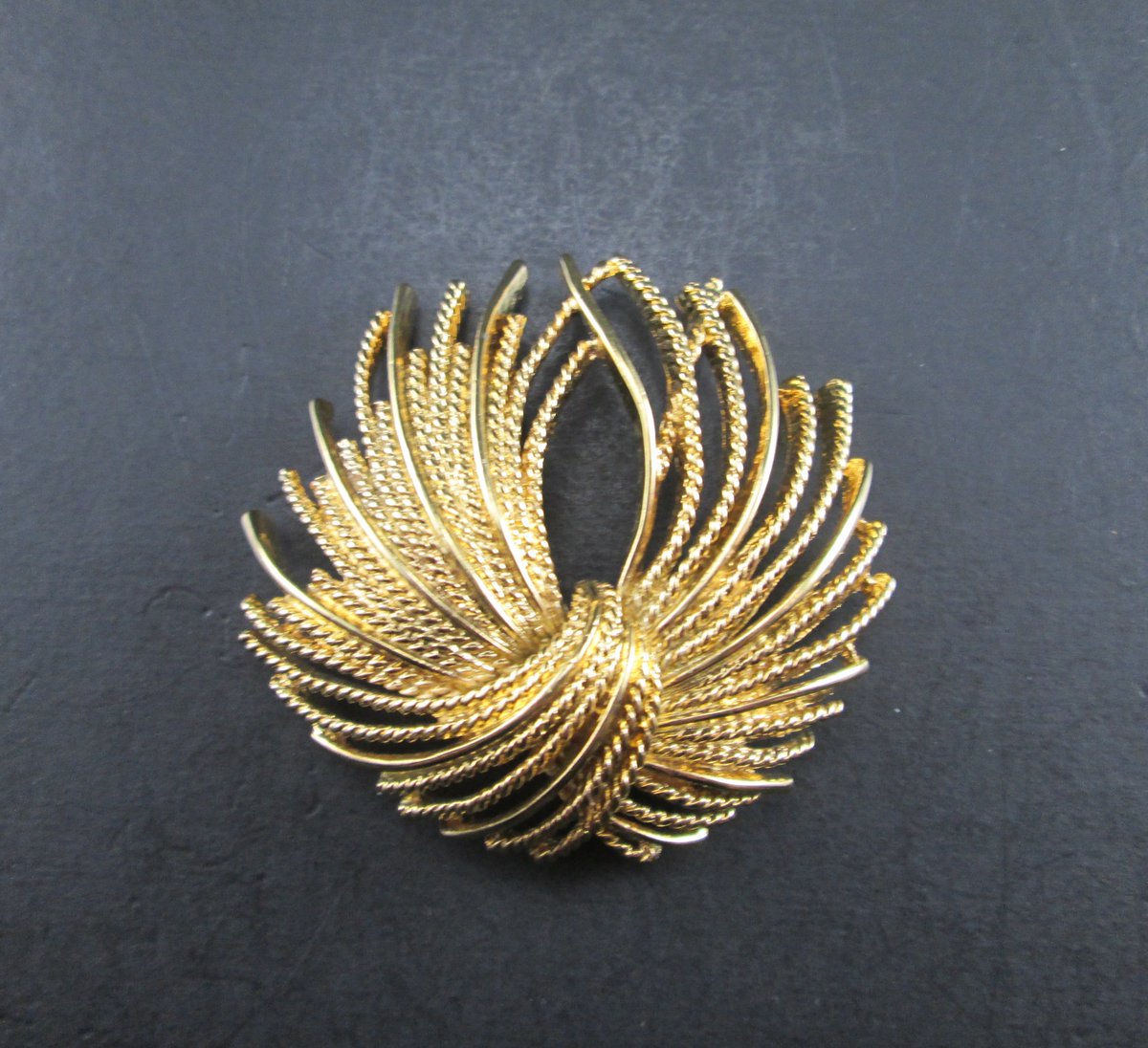 SecondhandNel's tweet photo. Vintage Brooches at SecondhandNel https://t.co/OMDBbY5mpl via @Etsy #vintage #jewelry https://t.co/tkHl7pWGML