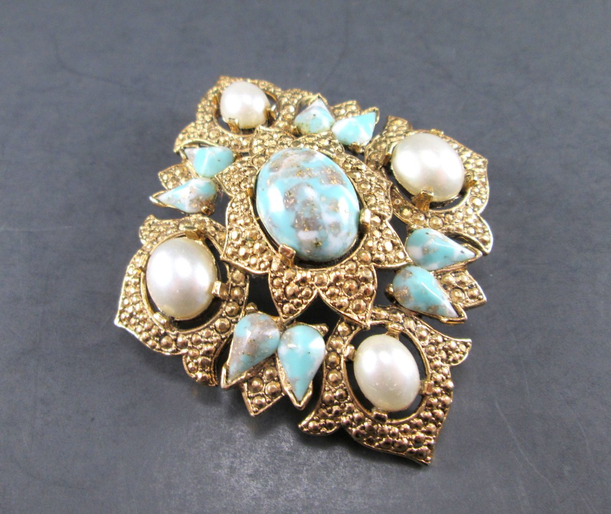 SecondhandNel's tweet photo. Vintage Brooches at SecondhandNel https://t.co/OMDBbY5mpl via @Etsy #vintage #jewelry https://t.co/tkHl7pWGML
