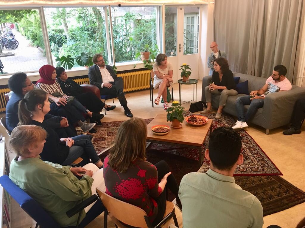 AmsterdamNL's tweet photo. Burgemeester Femke Halsema bracht vandaag een bezoekje aan @Stadsdeel_Oost. Ze ging hier onder andere in gesprek met bewoners, ondernemers en statushouders. #dapperbuurt #zeeburgereiland https://t.co/5kwG6v84Kr