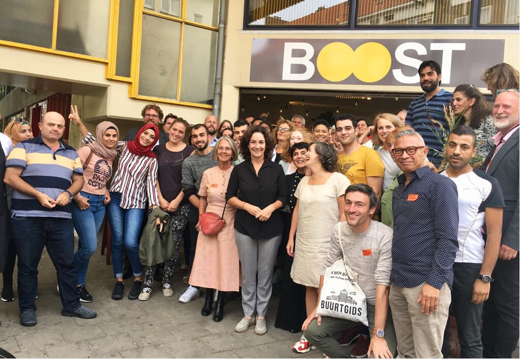 AmsterdamNL's tweet photo. Burgemeester Femke Halsema bracht vandaag een bezoekje aan @Stadsdeel_Oost. Ze ging hier onder andere in gesprek met bewoners, ondernemers en statushouders. #dapperbuurt #zeeburgereiland https://t.co/5kwG6v84Kr