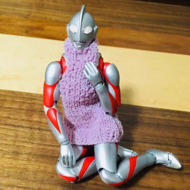 ウルトラマンのフィギュアに「童貞を殺すセーター」を編んでみたｗｗｗ