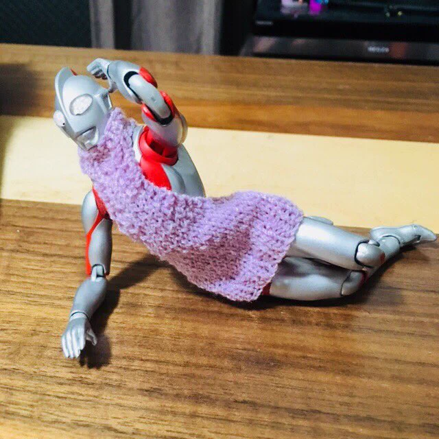ウルトラマンのフィギュアに「童貞を殺すセーター」を編んでみたｗｗｗ