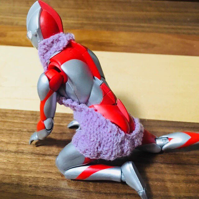 ウルトラマンのフィギュアに「童貞を殺すセーター」を編んでみたｗｗｗ