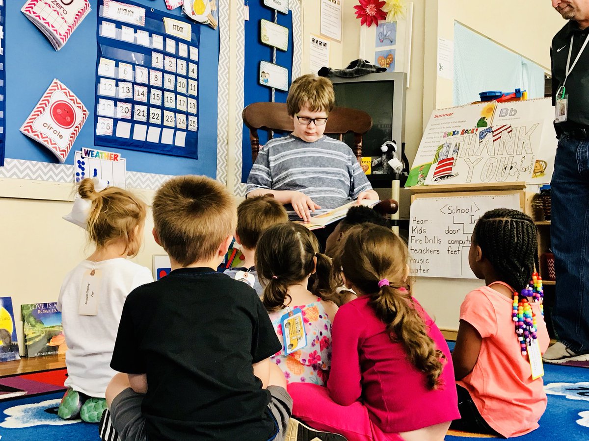 A captive audience for our reading stars from <a href="/JMS_Eagles/">JeffersonMS</a>. #CBL #1millionmemories