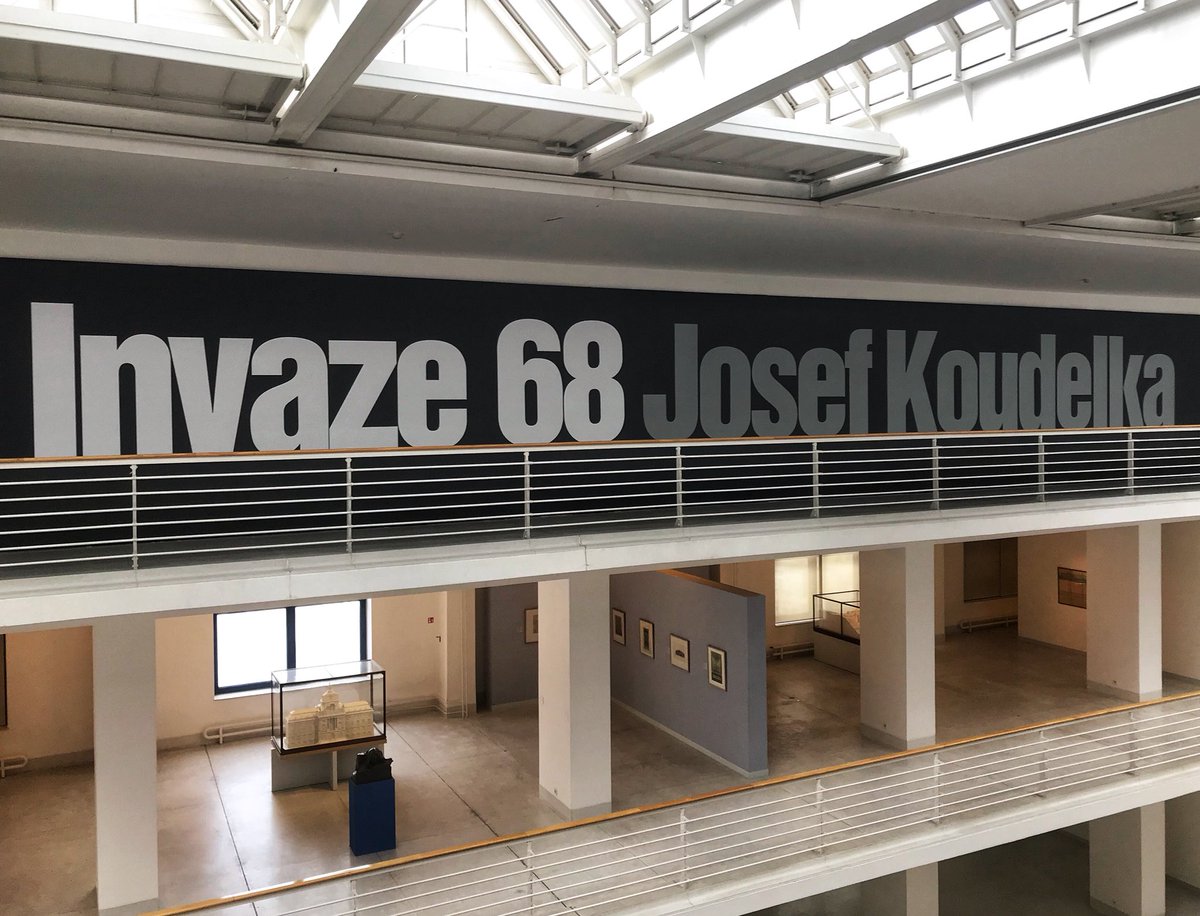 KnihyProDeti's tweet photo. Letní ateliér NG Galerie jako jeviště byl svázaný s výstavou J. Koudelky Invaze 1968. Skvělý počin a skvělá práce s mladými lidmi, kteří tuto dobu poznávají právě jen z vyprávění, dokumentů a svědectví pamětníků... #NGPrague #1968occupation #1968invasion @narodnigalerie https://t.co/5ZiHpGM4Hk