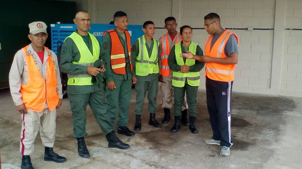 GAT9_AMB's tweet photo. *Desde el 23AGO hasta el 06SEP18 el personal de la milicia pertenecientes a la ADI 631 estará recibiendo el entrenamiento correspondiente a las actividades operacionales de la línea de vuelo por parte del Grupo Aéreo de Transporte N° 9. https://t.co/zsKvDTUxvh