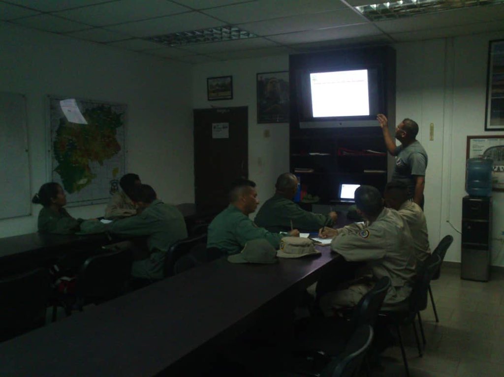 GAT9_AMB's tweet photo. *Desde el 23AGO hasta el 06SEP18 el personal de la milicia pertenecientes a la ADI 631 estará recibiendo el entrenamiento correspondiente a las actividades operacionales de la línea de vuelo por parte del Grupo Aéreo de Transporte N° 9. https://t.co/zsKvDTUxvh