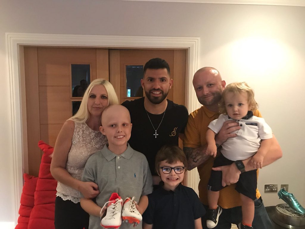 aguerosergiokun's tweet photo. Callum wanted for us to meet and so did I. We spent some time together over at my place with his family and it was really enjoyable. I hope you had a great time too, Callum. And I hope you liked the specially dedicated pair of boots as well. https://t.co/I8ZCibnKQb