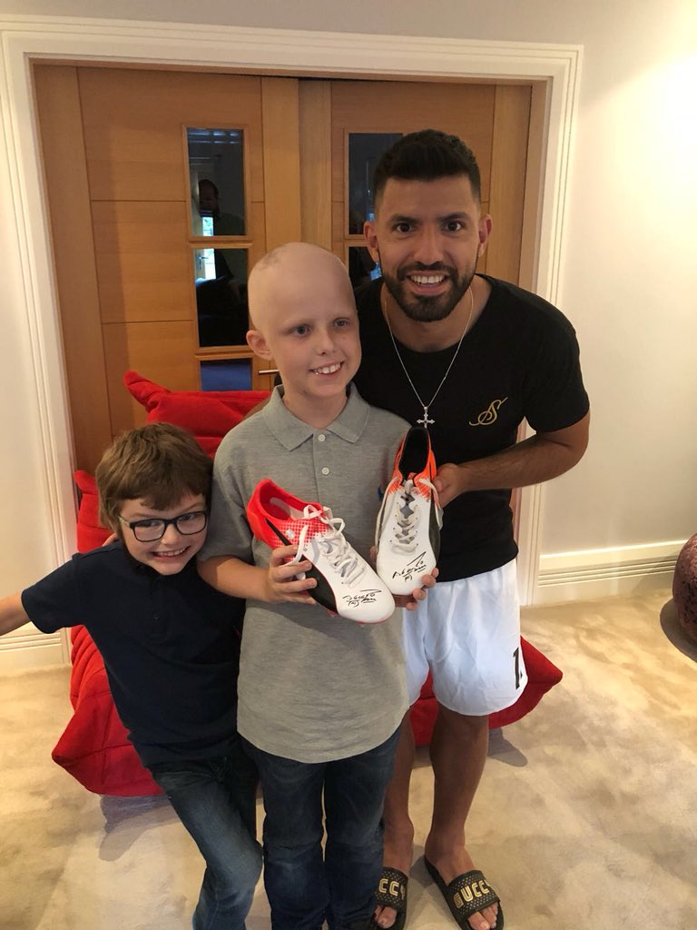 aguerosergiokun's tweet photo. Callum wanted for us to meet and so did I. We spent some time together over at my place with his family and it was really enjoyable. I hope you had a great time too, Callum. And I hope you liked the specially dedicated pair of boots as well. https://t.co/I8ZCibnKQb