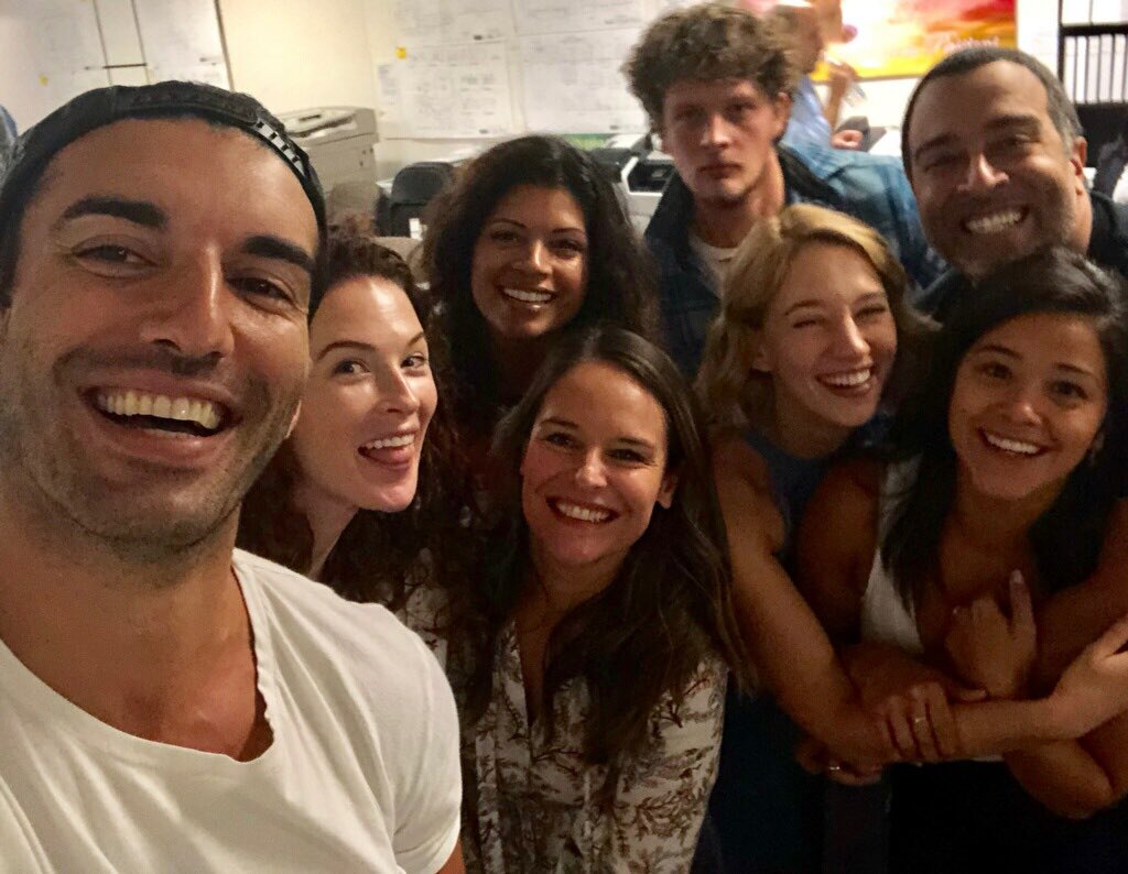 justinbaldoni's tweet photo. I love this family. 
Here’s to the beginning of the end. #janethevirgin https://t.co/uOcuWaw4jT