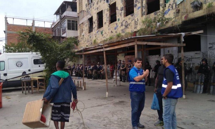radiojbfm's tweet photo. #JBFM Implosão de prédio na Mangueira vai exigir esquema especial de trânsito no domingo (26) na Zona Norte do Rio. Fique atento se você passa pela região. Leia mais em https://t.co/pQlb0MZCCR #rio #transito #implosao https://t.co/H1K5d1lmPC
