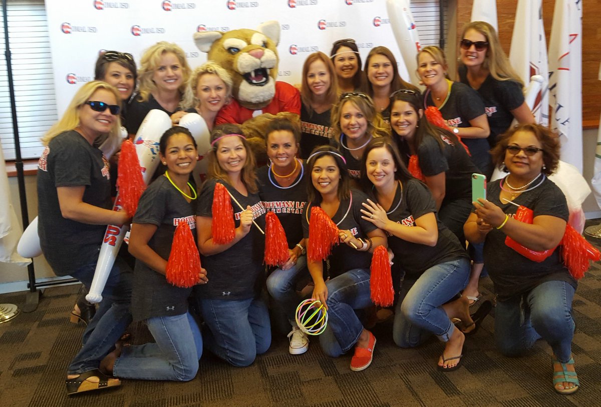 Gabytorres_01's tweet image. Ready for Convocation! #TeamHLES  @Lesliemdurst #morepoints