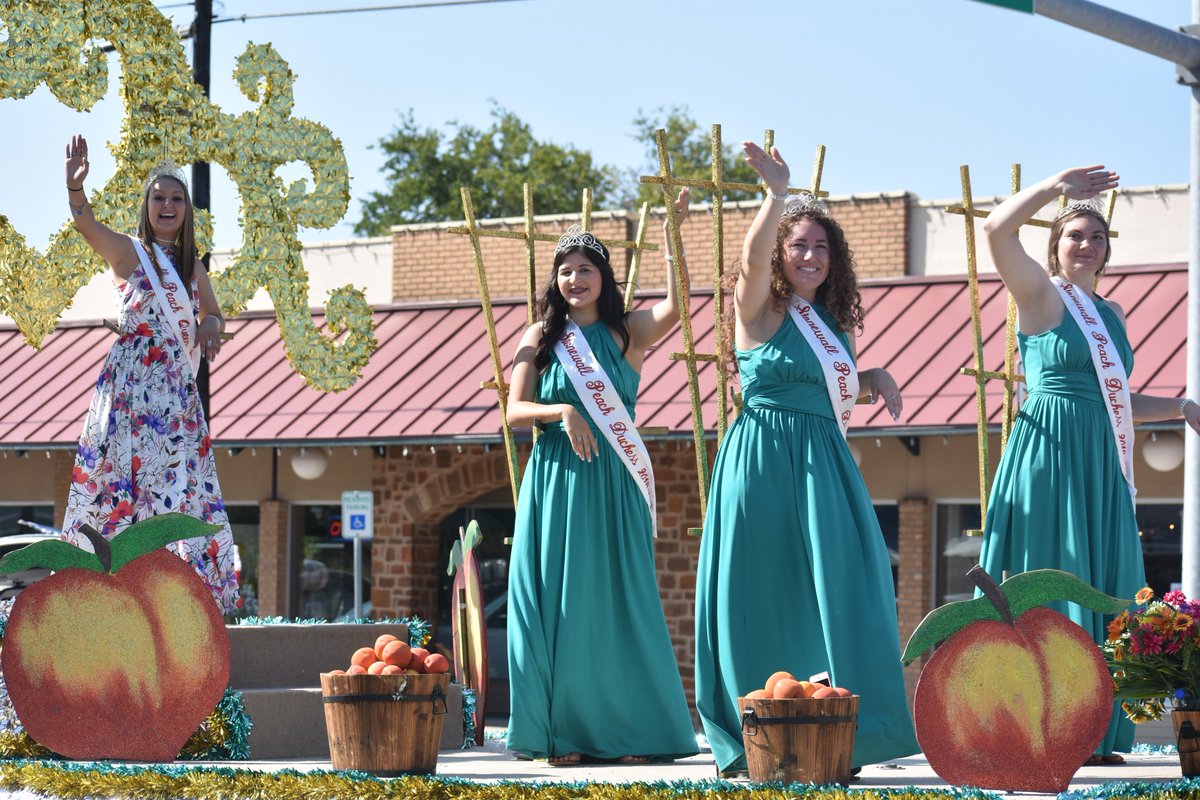 fhscomet's tweet photo. #fairparade https://t.co/aXErd1EbqH