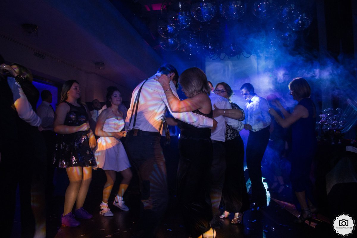 Flormarlima's tweet photo. 🎉 ɦσყ ƭσ૮α 🅝🅞🅢🅣🅐🅛🅖🅘🅐 🎉

#nostalgia #party #fiesta #nochedelosrecuerdos #fun #enjoy #photographer #photography #florenciamartinezfotografia📸 https://t.co/yIuKNLVIDd
