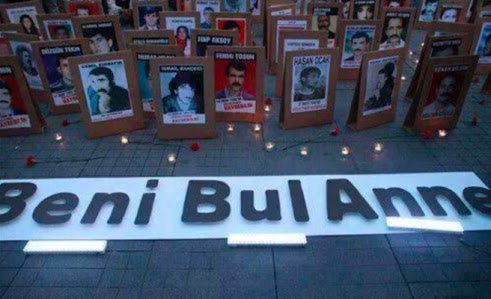 bul beni bir sokakta,
akranlarım bağırırken hâlâ
anne bul beni,bir sabah diyen adamın gözlerinde bul beni.
o sabahı kuran kadınların sözlerinde
anne bul beni Ahmet kaya'nın gözlerinde.
#CumartesiAnneleri700Hafta