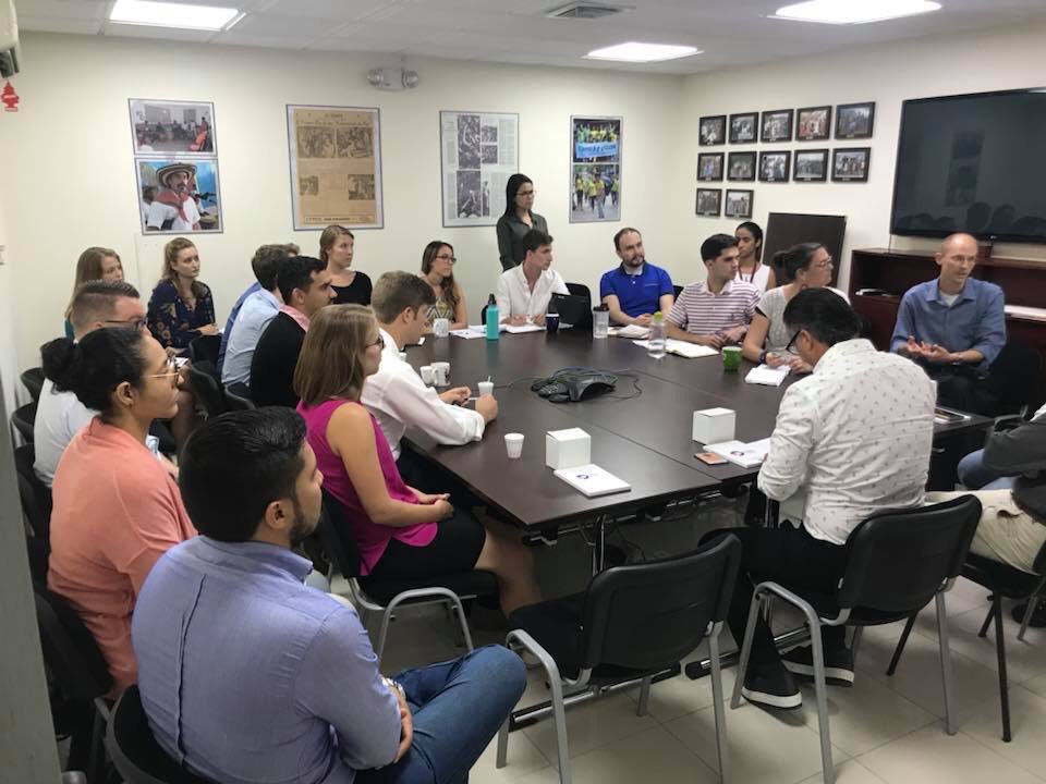 Hoy acompañado de los Subsecretarios de Agropecuaria y Empresarial nos reunimos con los jóvenes de @peacecorpscolombia para realizar intercambio de conocimientos y cultura, como también ayudarlos a entender el cómo el sector público aporta a empresarios y agricultores del Dpto.