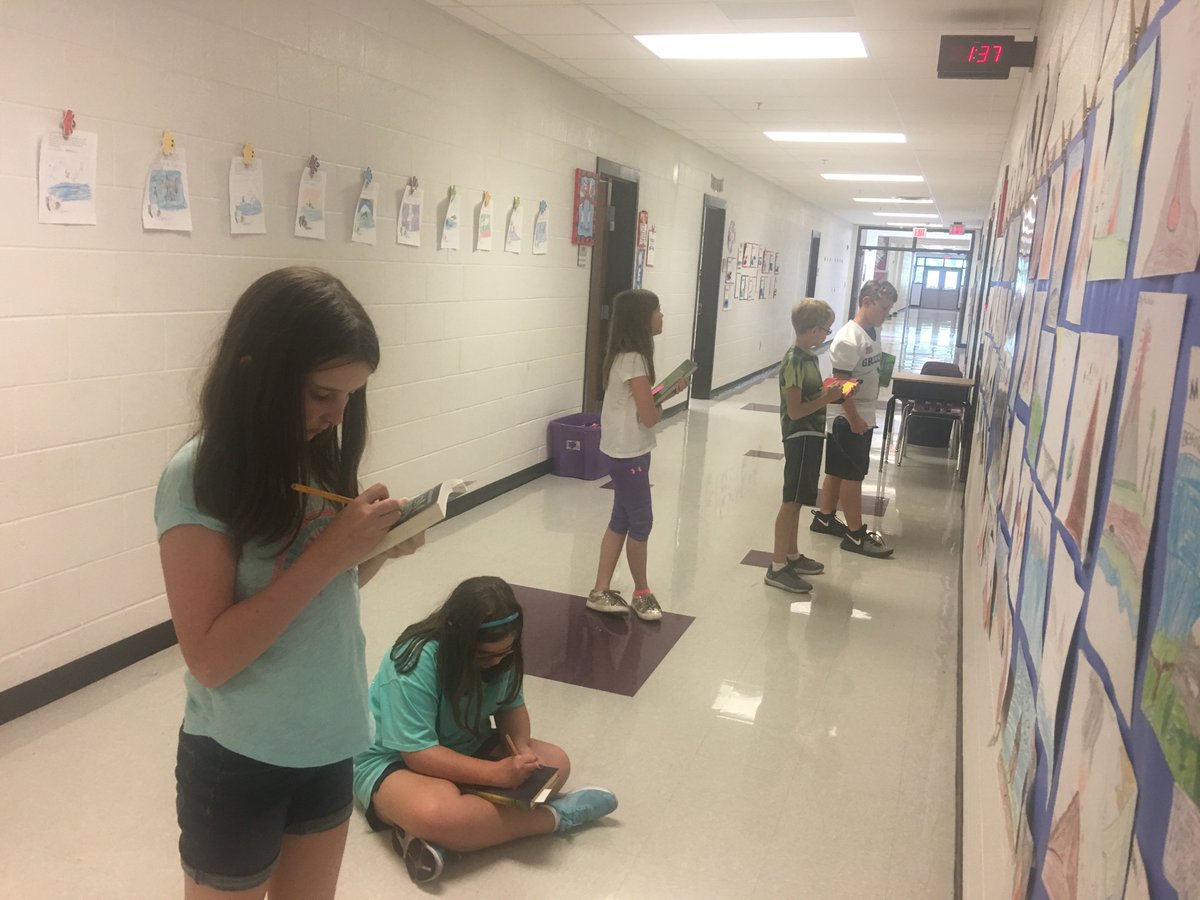 MGD1024's tweet photo. 5th graders hard at work - Earthquake research and a gallery walk. #BGESTEM #personalbestbgsa https://t.co/CjLTOJk5sN
