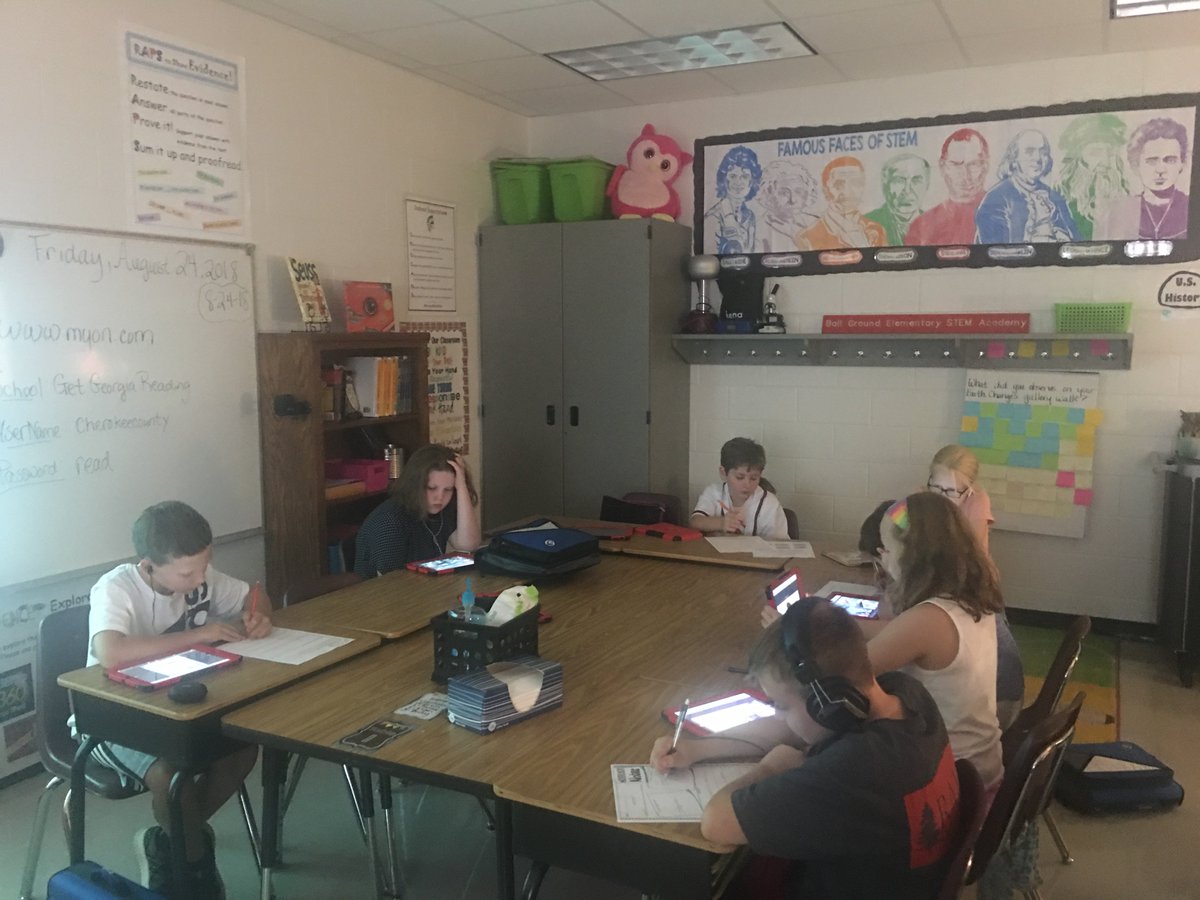 MGD1024's tweet photo. 5th graders hard at work - Earthquake research and a gallery walk. #BGESTEM #personalbestbgsa https://t.co/CjLTOJk5sN