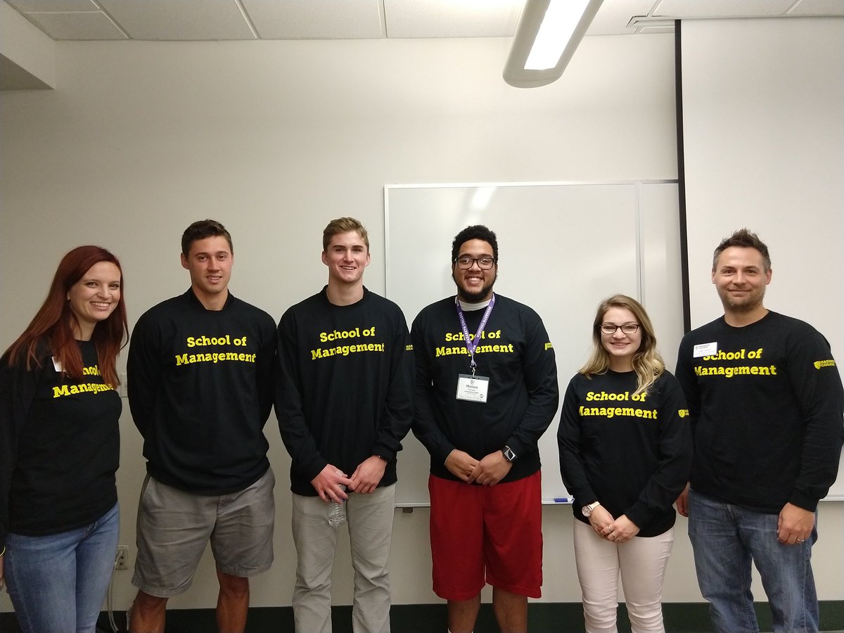 JenniferSALeigh's tweet photo. Three cheers for the SOM @NazarethCollege interns who shared stories today about purpose, confidence building, and employment with the class of 2022! https://t.co/ApeyeeCiS1