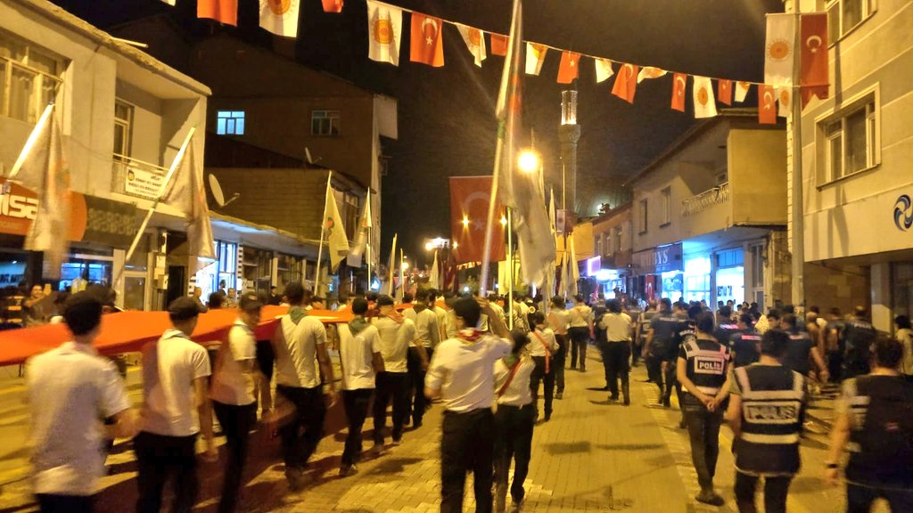 Asım’ın nesli diyordum ya; nesilmiş gerçek.
İşte çiğnetmedi namusunu, çiğnetmeyecek.

#MalazgirtZaferi’nin 947. yıl dönümünde 1071 izci ve 5 bin gencimiz, Anadolu’nun tapusu Ahlat'ta Bakanlığımızca düzenlenen fener alayı yürüyüşüne katılarak dev Türk Bayrağı'nı dalgalandırdı.🇹🇷